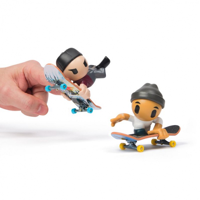 Tech Deck SK8 Crew fingerboard με διπλό πακέτο φιγούρας, γκρι καπέλο και μαύρο καπέλο με γείσο.