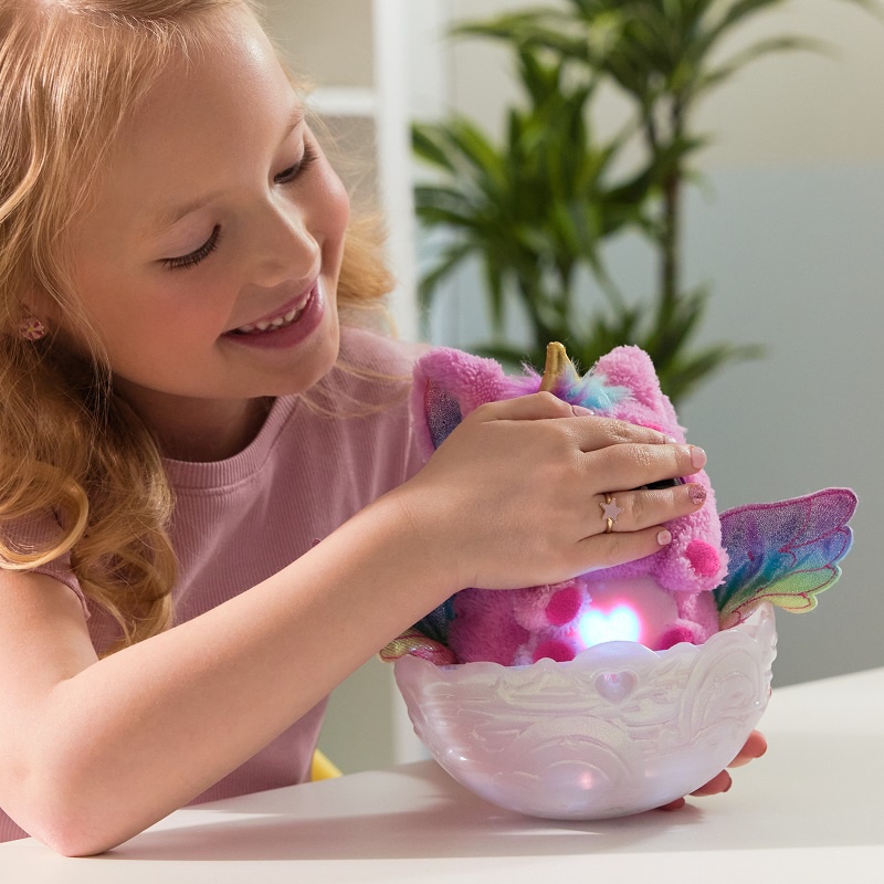 Hatchimals είναι ένα αγαπημένο διαδραστικό ζωάκι μονόκερος