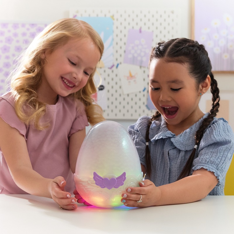 Hatchimals είναι ένα αγαπημένο διαδραστικό ζωάκι μονόκερος