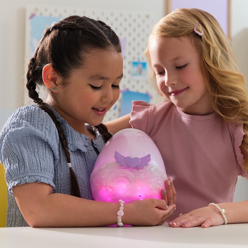 Hatchimals είναι ένα αγαπημένο διαδραστικό ζωάκι μονόκερος