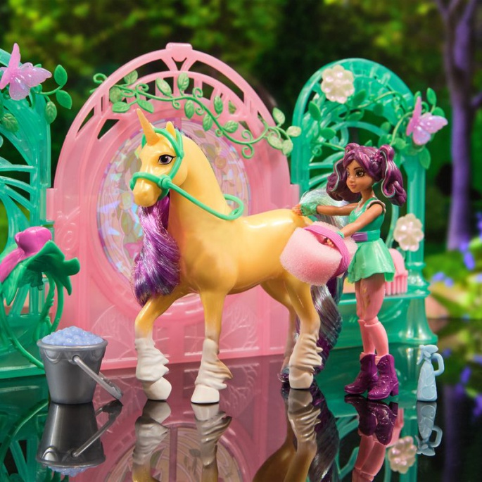 Unicorn Academy μικρός στάβλος με κούκλα Ava και μονόκερο Leaf που αλλάζει χρώματα