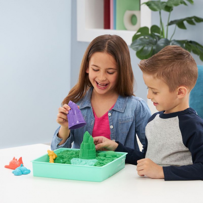 Kinetic Sand κουτί με ρευστή άμμο και πράσινη βάση