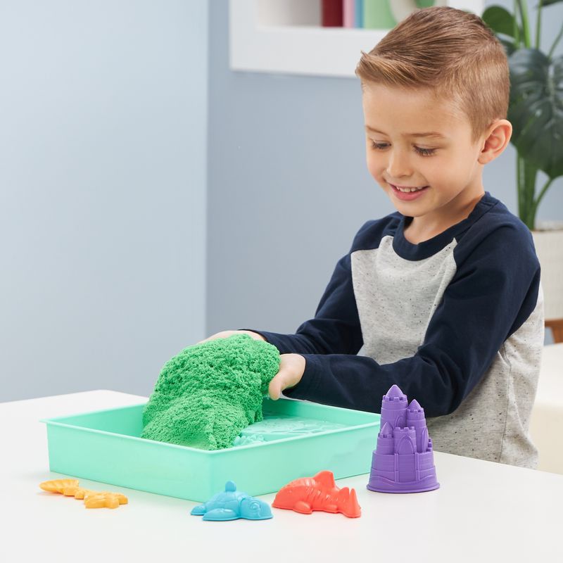Kinetic Sand κουτί με ρευστή άμμο και πράσινη βάση