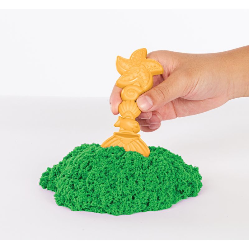 Kinetic Sand κουτί με ρευστή άμμο και πράσινη βάση