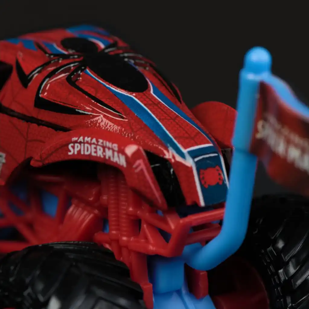Δημιουργήστε τα δικά σας επικά έργα με το monster truck Spider-Man.