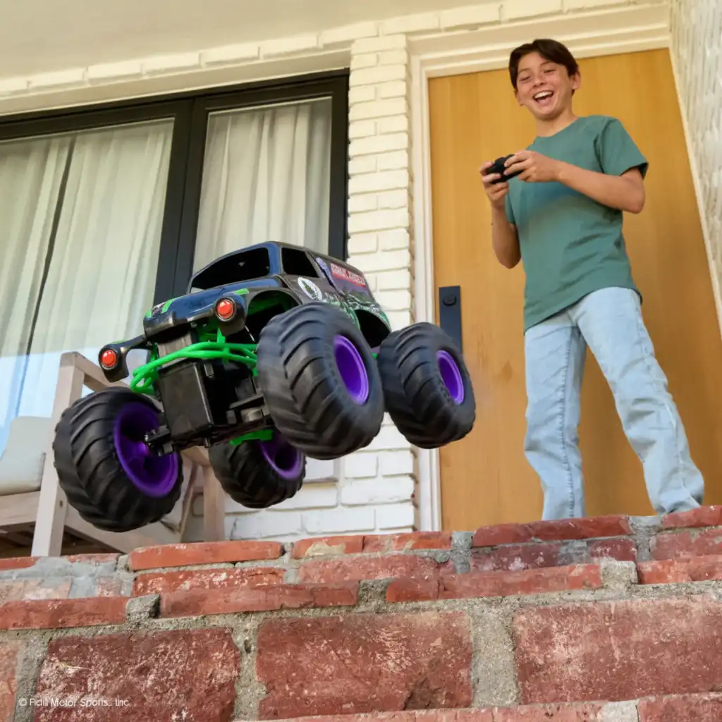 Δημιουργήστε τη δική σας Monster Jam αρένα γεμάτη εμπόδια!
